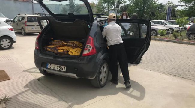 Sokak hayvanları için derneklere mama dağıtıldı