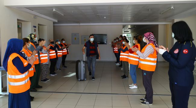 Son ‘izole misafirler’ alkışlarla uğurlandı