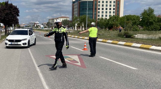 Trafikte cep telefonuyla konuşan sürücülere ceza