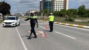 Trafikte cep telefonuyla konuşan sürücülere ceza
