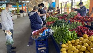 Vatandaşlar KOVİD-19 tedbirleriyle pazarlara alınıyor