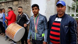 12 yaşındaki güreşçi mahallesinde coşkuyla karşılandı