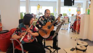 Gönüllülerden kanser hastalarına mini konser