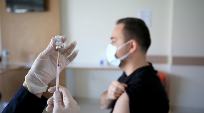 KOVİD-19 aşılamasında 25 yaş üstüne başlandı