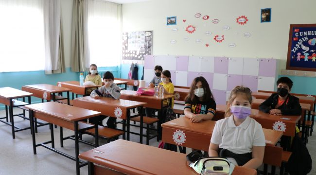 Minik öğrenciler okullara yeniden kavuştu