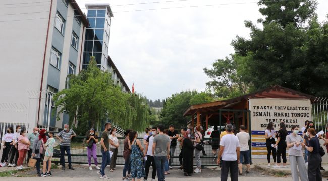 Öğrenciler sınavda, aileleri dışarıda ter döktü