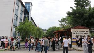 Öğrenciler sınavda, aileleri dışarıda ter döktü