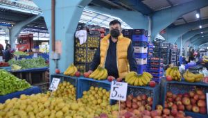 Pazarcı esnafı, kendi gününde tezgâh açmaktan memnun