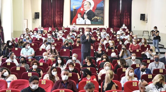 Vali, eğitimcilerle arasındaki kürsüyü kaldırdı