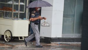 Yağmur, çay servisi yapmasına engel olamadı