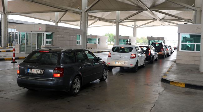 Yurda giren bazı gurbetçiler gözyaşlarını tutamıyor
