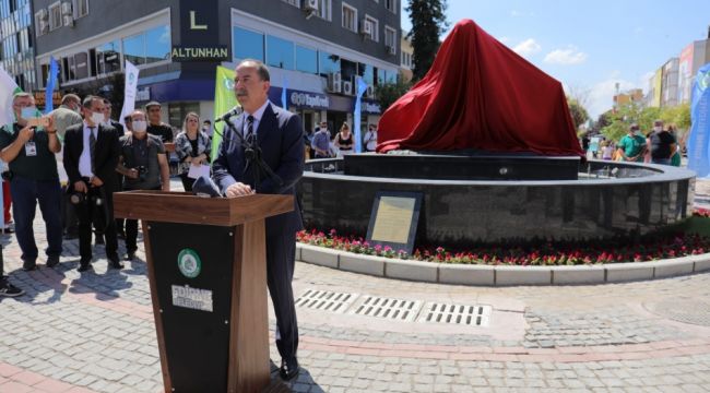 48 yıllık heykel Saraçlar cadde’sinde açıldı