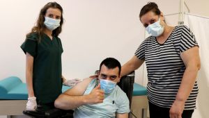 Aşı olan engelli gencin mutluluğu