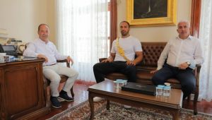 Başpehlivan Gürbüz’den Gürkan’a ziyaret