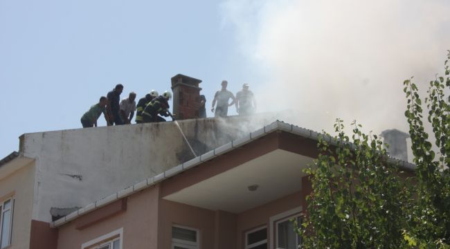 Çatısı yanan bina korkuttu