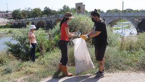 Çevre gönüllülerinden Tunca Nehri'nde çevre temizliği