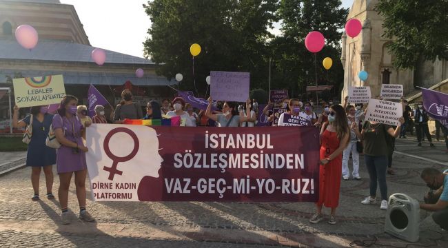 Kadınlar ‘İstanbul Sözleşmesi Yaşatır’ diye haykırdı