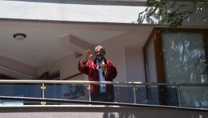 Karantinadaki başkandan balkon nikahı