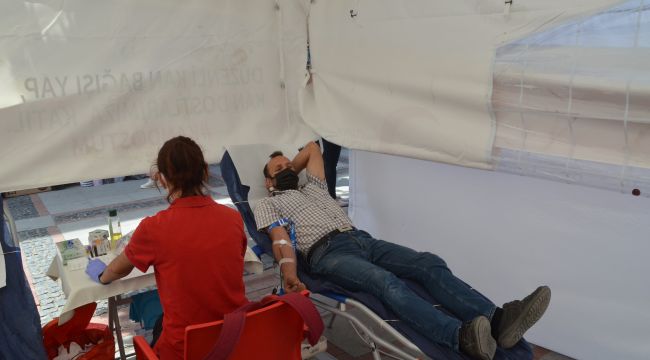 Kızılay çadırı kan bağışçılarını ağırladı
