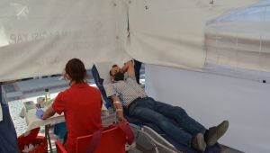 Kızılay çadırı kan bağışçılarını ağırladı