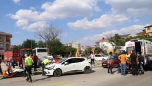  Motosikletle otomobil çarpıştı