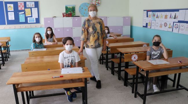 Sevda öğretmen son karnesini verdi