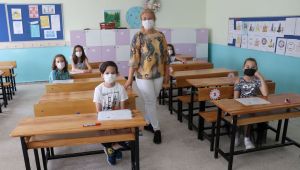 Sevda öğretmen son karnesini verdi