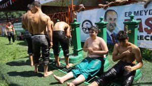 Sıcaktan bunalan pehlivanlar, çeşme başında serinledi