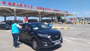 TDV Kapıkule'de gurbetçilere su ve lokum ikram etti