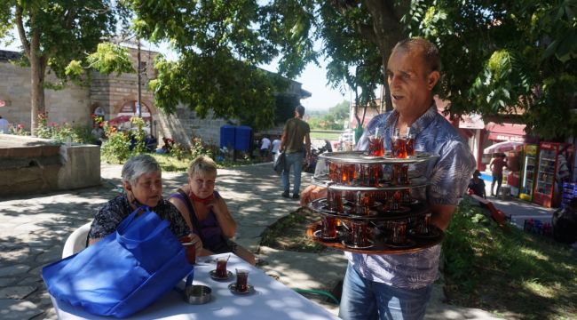 Tek seferde 55 çay bardağı taşıyor