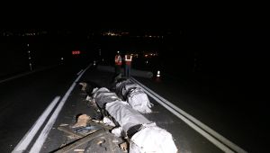 Tırdan dökülen alüminyum trafiği aksattı