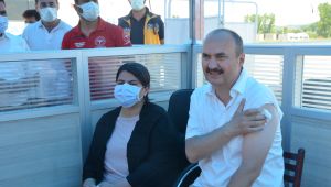 Vali aşısını sınırda oldu