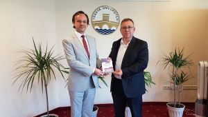 Akbal kitabını Tabakoğlu'na takdim etti