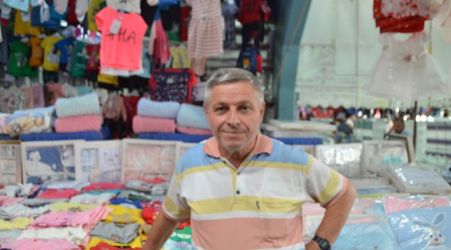 Alışveriş için gelen komşu pazarı canlandırıyor