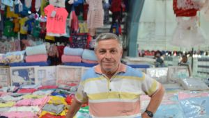 Alışveriş için gelen komşu pazarı canlandırıyor