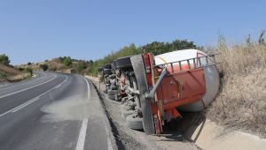 Çimento yüklü tır devrildi