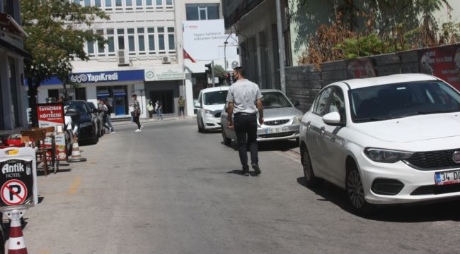 Kaldırıma park eden araçlara vatandaşların isyanı