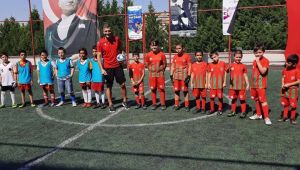 Minik futbolculara süper lig hakemi