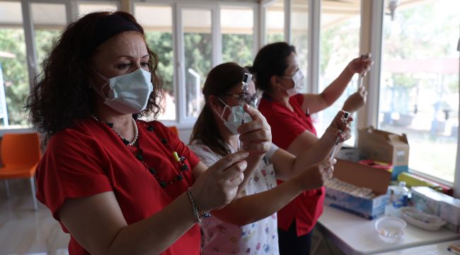 Mobil aşı ekipleri fabrika işçilerini yerinde aşılıyor