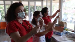 Mobil aşı ekipleri fabrika işçilerini yerinde aşılıyor