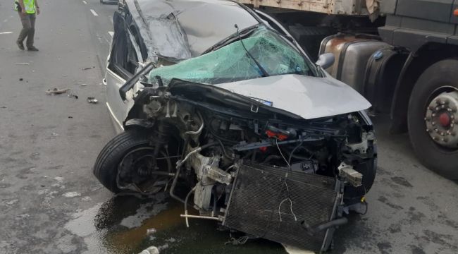 Otomobille kamyon çarpıştı: 2 yaralı