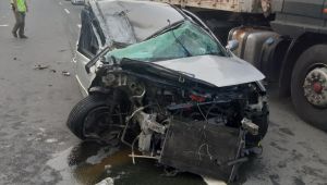 Otomobille kamyon çarpıştı: 2 yaralı