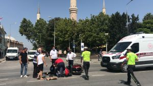 Ticari araçla çarpışan motosikletli kurye yaralandı