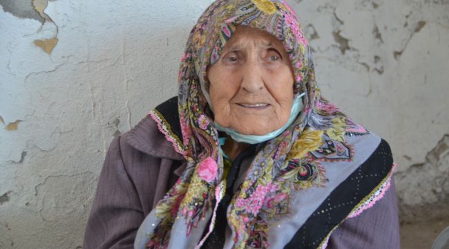 Yaşına rağmen pazarcılık yapıyor