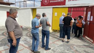 Aşılarını yaptırmayan taraftarlar stadyuma alınmadı