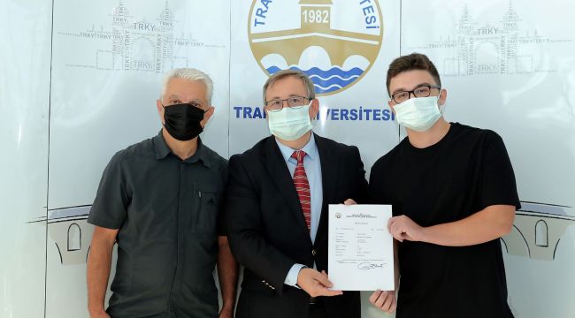 Aynı fakülte kapısından 35 yıl sonra oğlu girdi