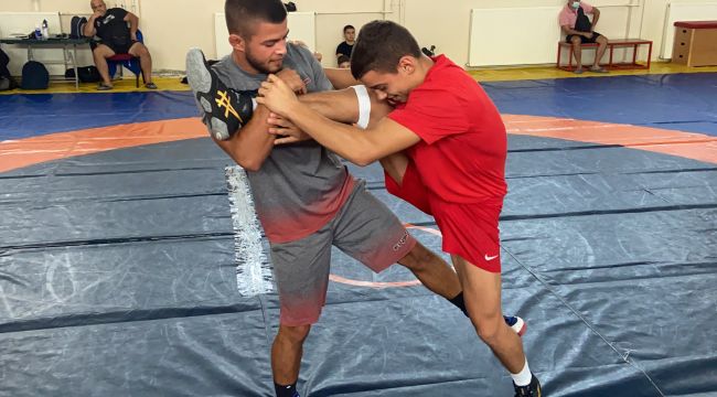 Bulgar güreşçiler Türkiye'de form tutuyor