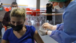 Fabrika çalışanları iş yerlerinde aşılanıyor