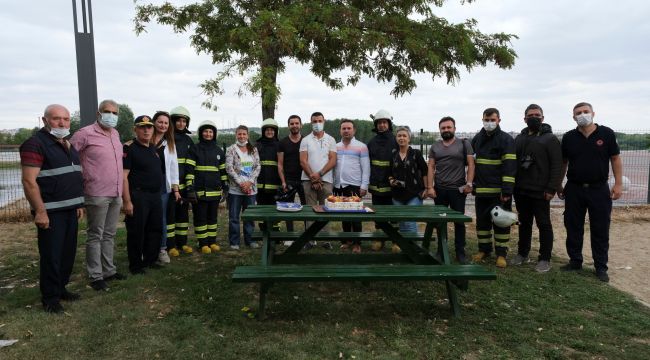 Gazetecilerden itfaiye ekiplerine sürpriz kutlama