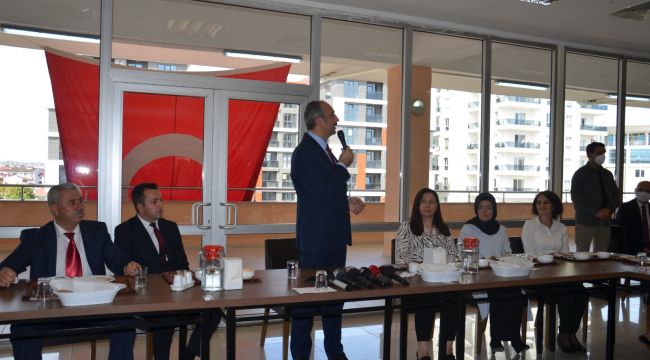 Gül, adliye personeliyle yemek yedi